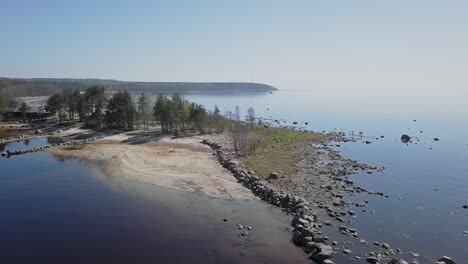 Felsige-Strandküste-Mit-Vielen-Felsbrocken-Und-Blauer-Seenordischer-Natur