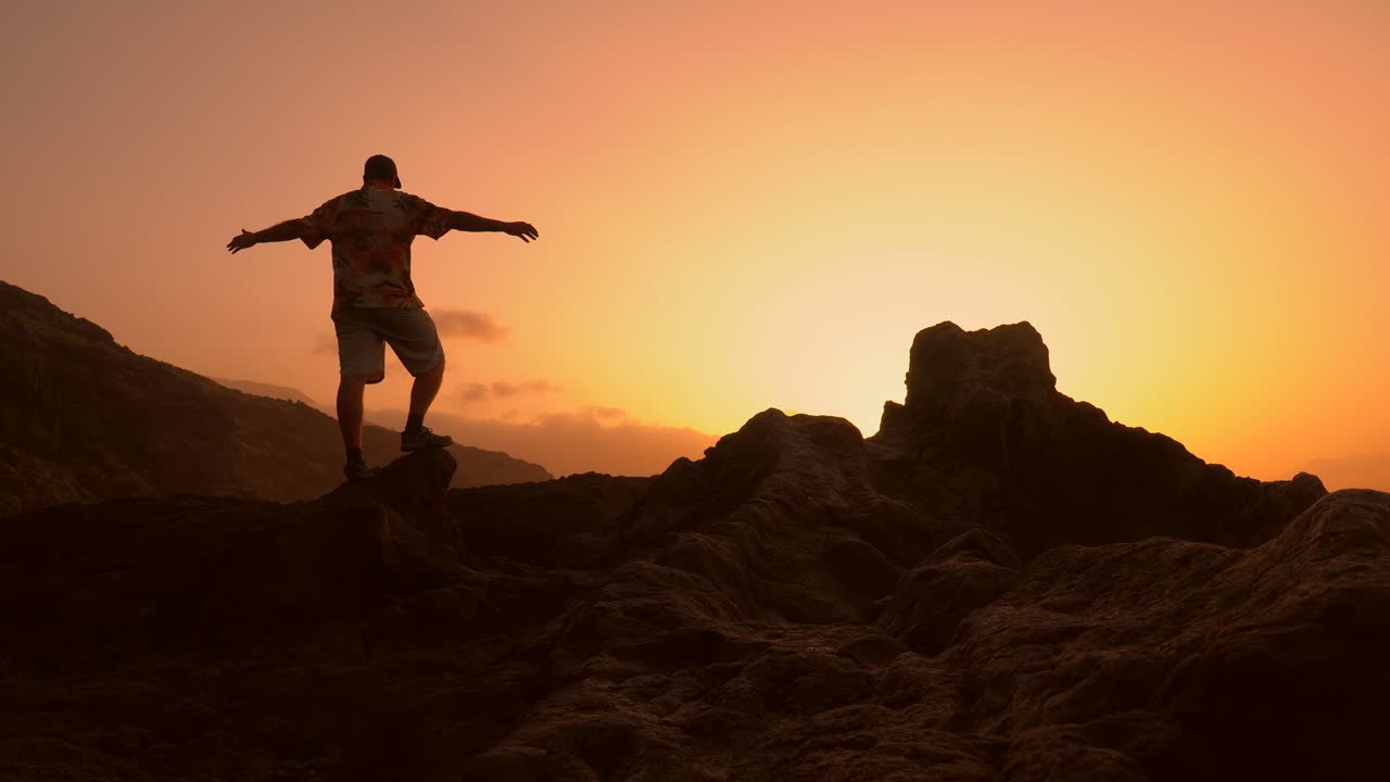Silhouette di un uomo su uno sfondo paesaggistico al tramonto