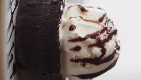 pastel de lava de chocolate con helado de vainilla