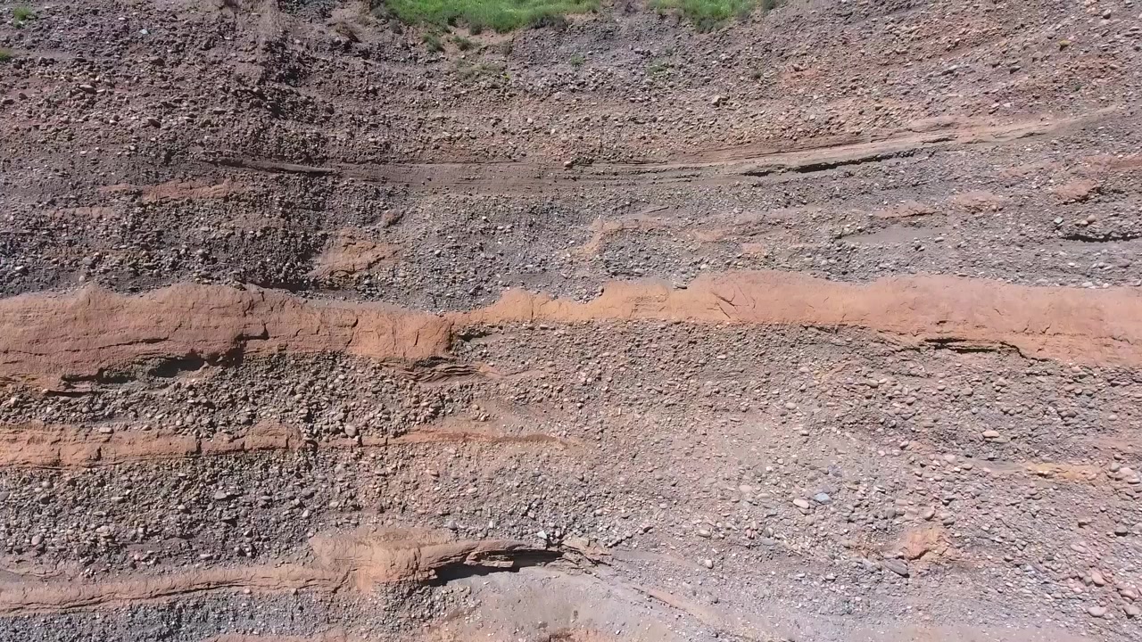 Vista aerea di formazioni rocciose geologiche stratificate in una cava