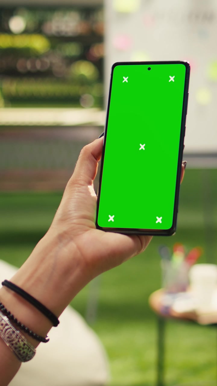 Video verticale. Mockup verticale con schermo verde su laptop tenuto da una donna d'affari.