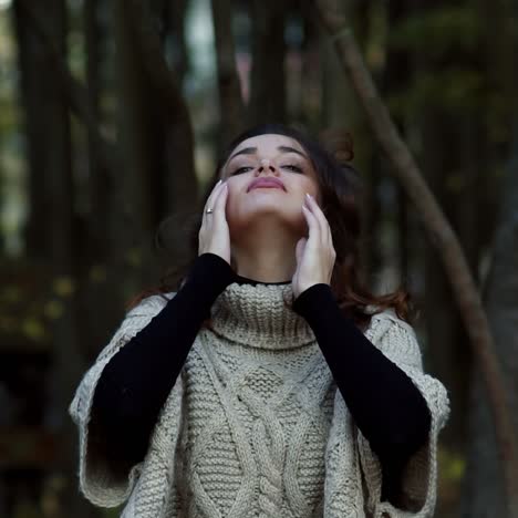 belleza romántica chica al aire libre disfrutando de la naturaleza