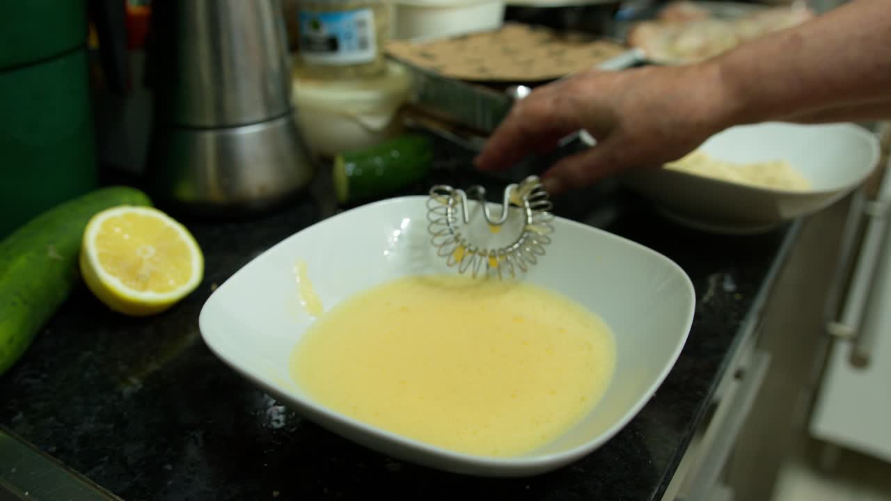 batir huevos en un plato poco profundo cocina casera deliciosa receta de pollo en pan medio tiro