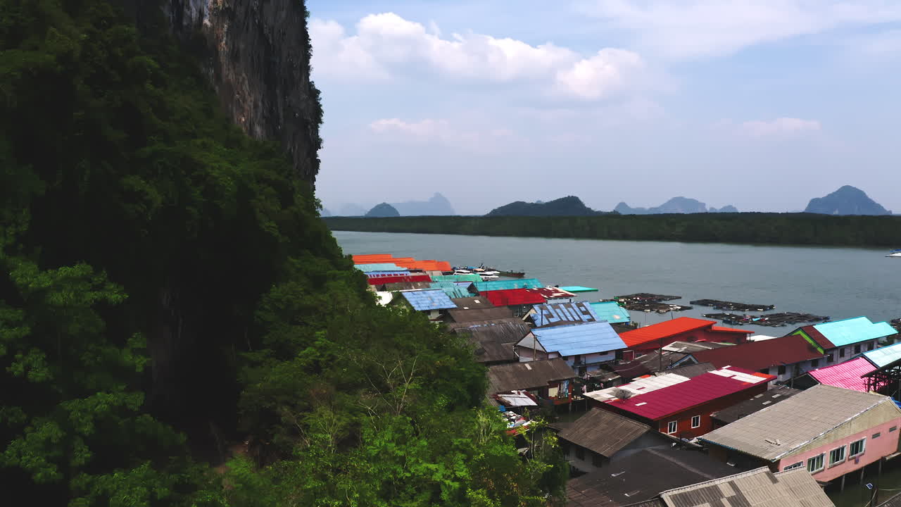 mezquita dorada en la isla flotante de koh panyee en tailandia, asia