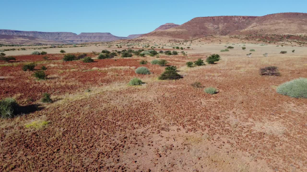 escénico paisaje aéreo del árido desierto de damaraland del norte de namibia