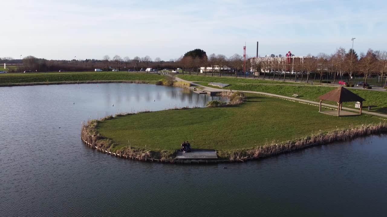 pareja en un lago, pato, coches y pueblo revelando