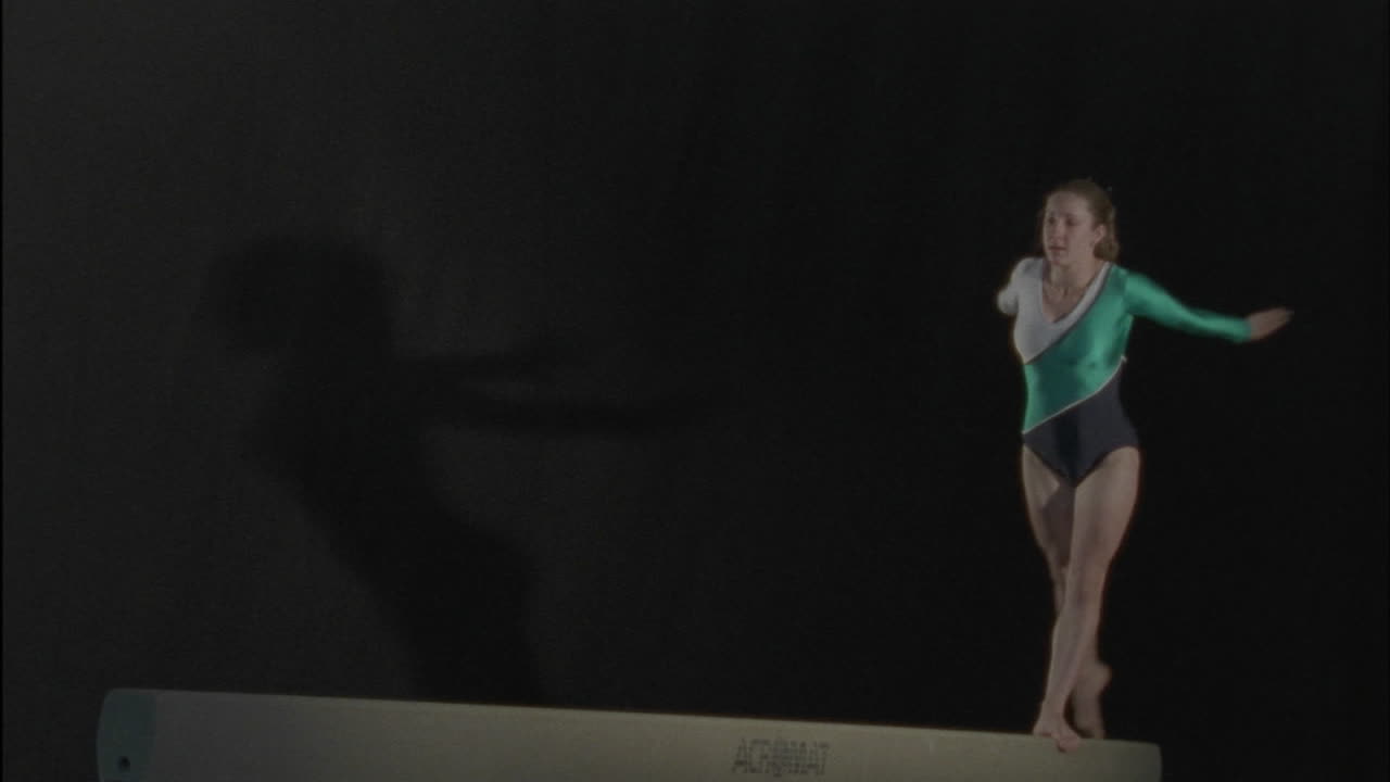 una gimnasta se presenta en un bar