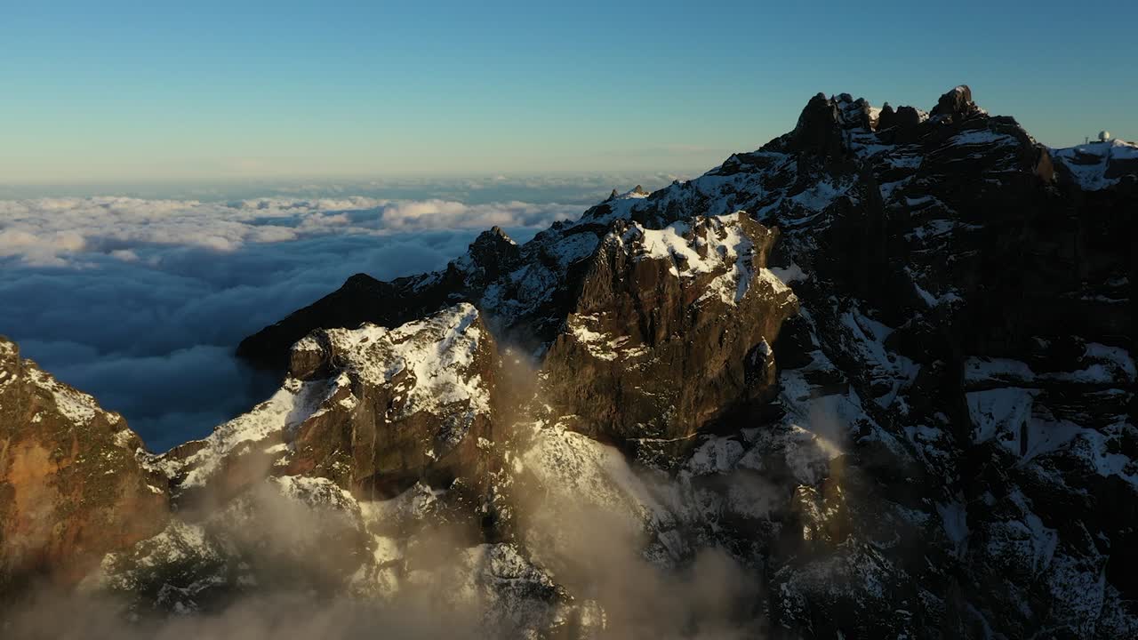cielo despejado y nubes finas en la cima de la montaña pico ruivo en madeira