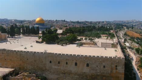 la cúpula dorada de las paredes de la mezquita de roca en jerusalem, vista aérea