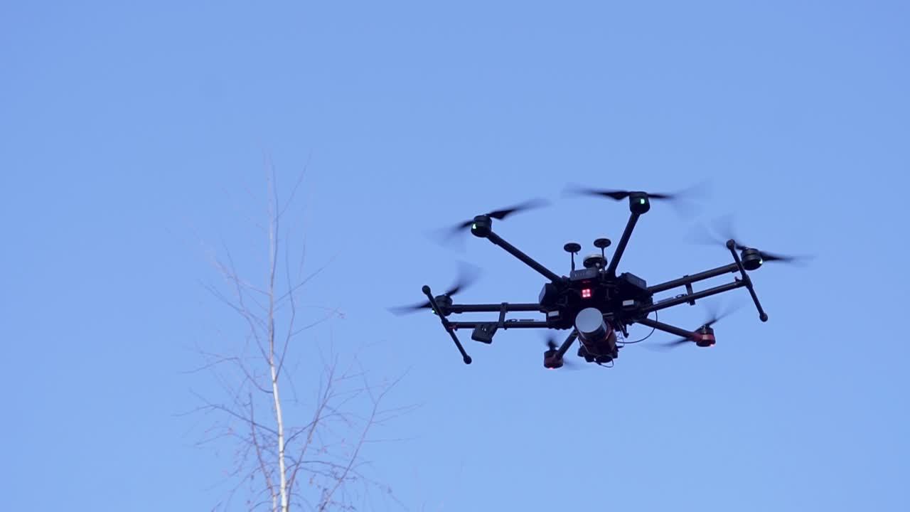 비행 중인 드론