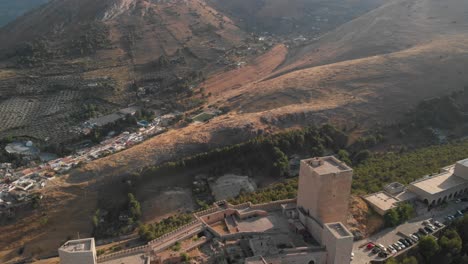 Castillo-De-Jaen,-Spanien-Jaens-Burg-Fliegende-Und-Bodenaufnahmen-Von-Dieser-Mittelalterlichen-Burg-Am-Nachmittag-Im-Sommer,-Es-Zeigt-Auch-Die-Stadt-Jaen,-Die-Mit-Einer-Drohne-Und-Einer-Action-kamera-Mit-4k-24-Fps-Unter-Verwendung-Von-Nd-filtern-Aufgenommen-Wurde