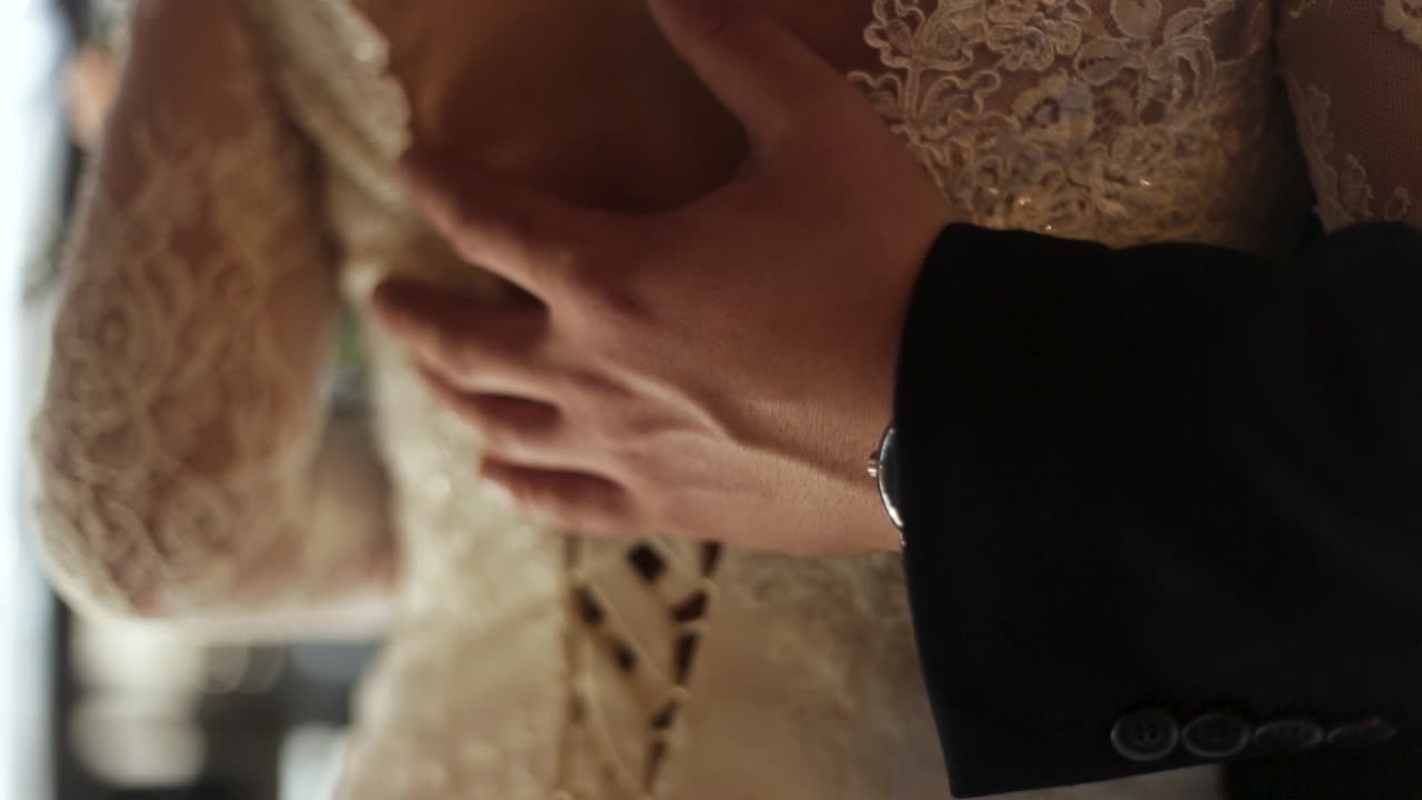 신랑의 손이 신부의 웨딩 드레스에