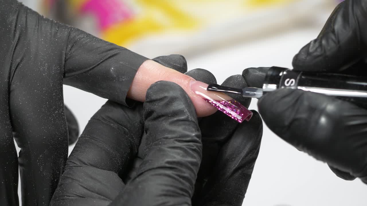 constructor de uñas aplicando gel polaco uhd