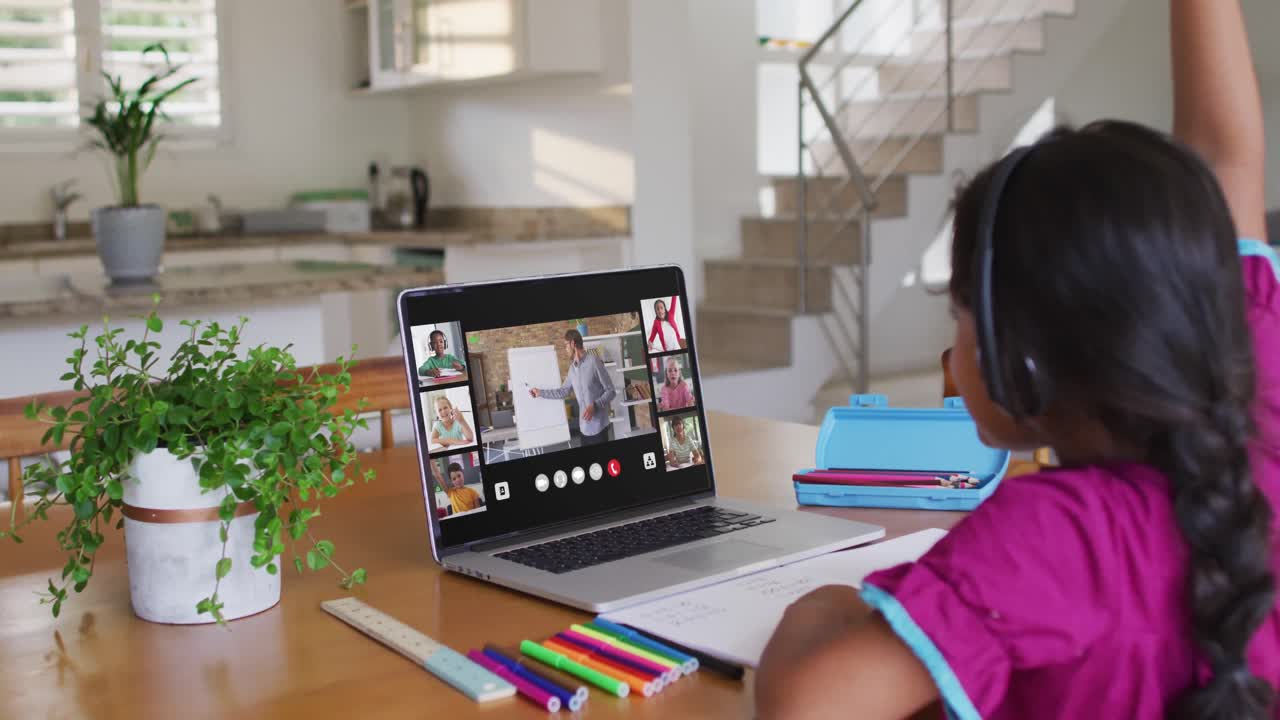 estudiante que usa una computadora portátil para una lección en línea en casa, con un maestro y una clase diversos en la pantalla