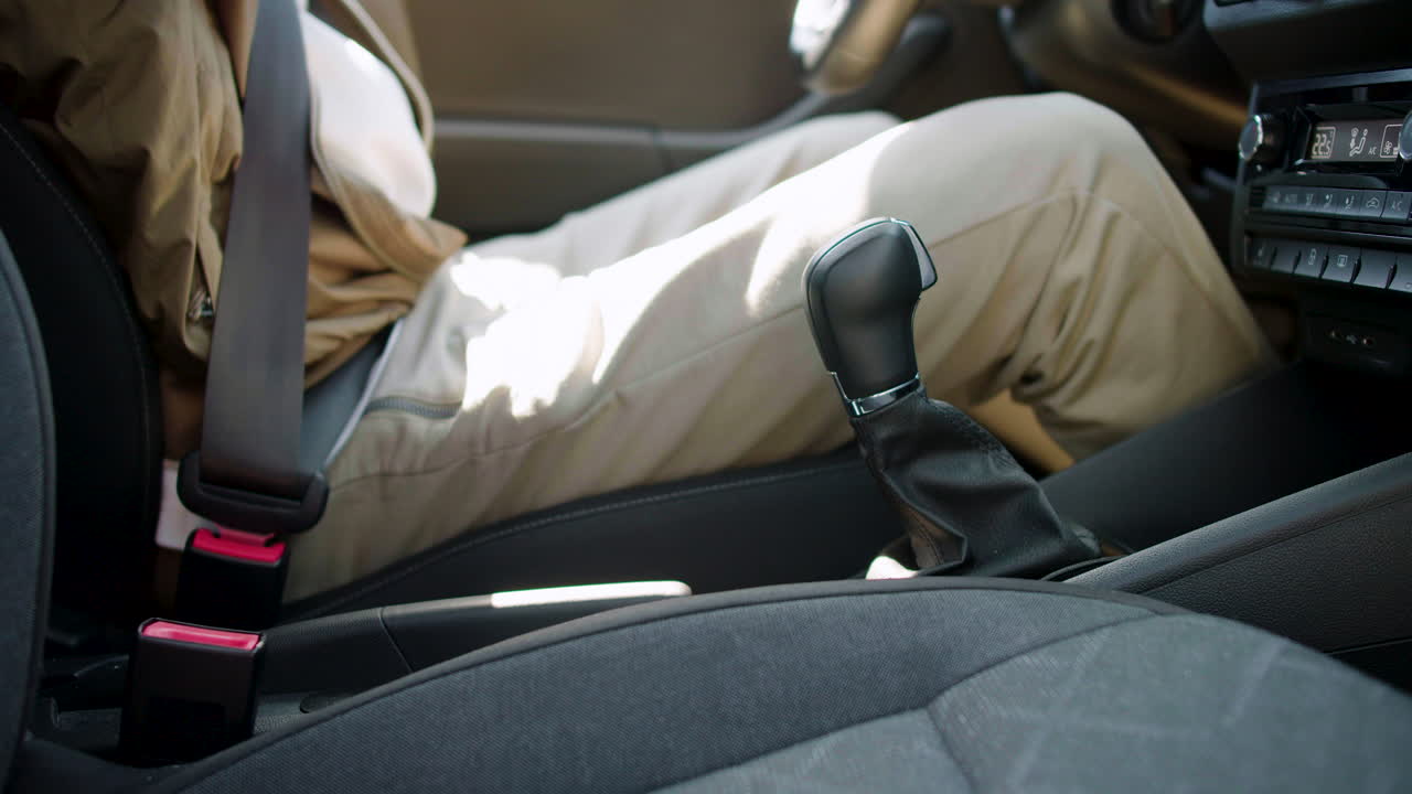 человек вождения автомобиля