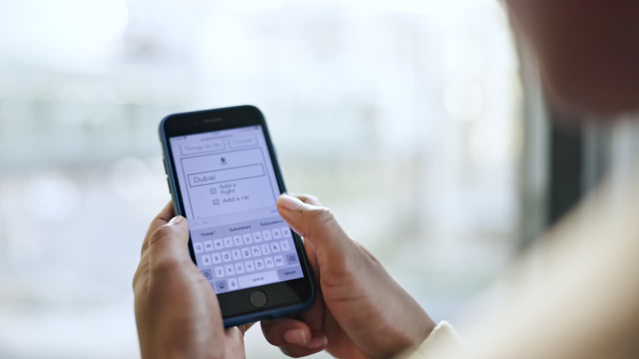 Uomo d'affari, mani che digitano un'email sul telefono