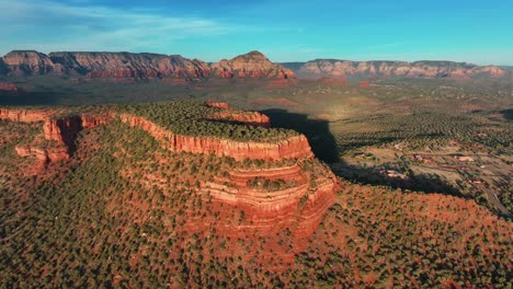 skały z czerwonego piaskowca sedona w arizonie o zachodzie słońca - zdjęcie lotnicze