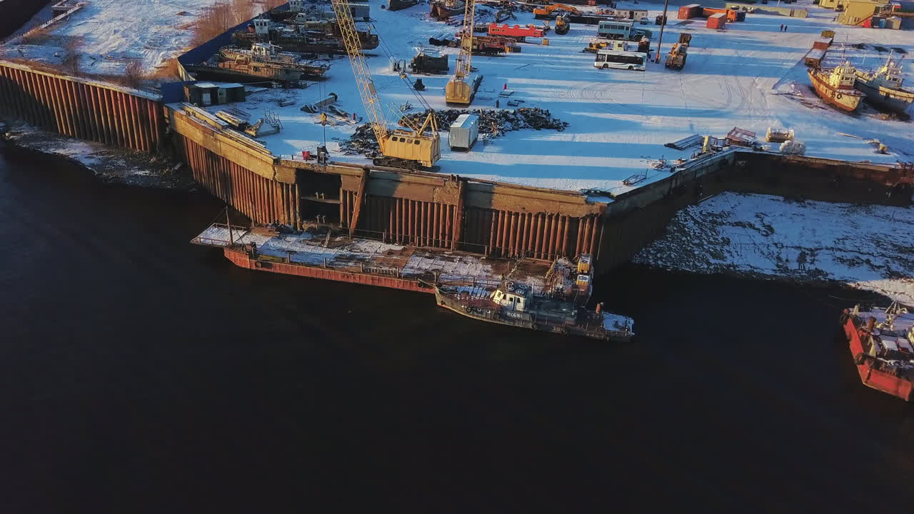 astillero de invierno en el río