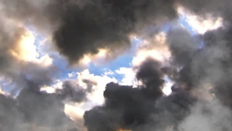 transición de nubes oscuras con tormentas eléctricas a nubes brillantes