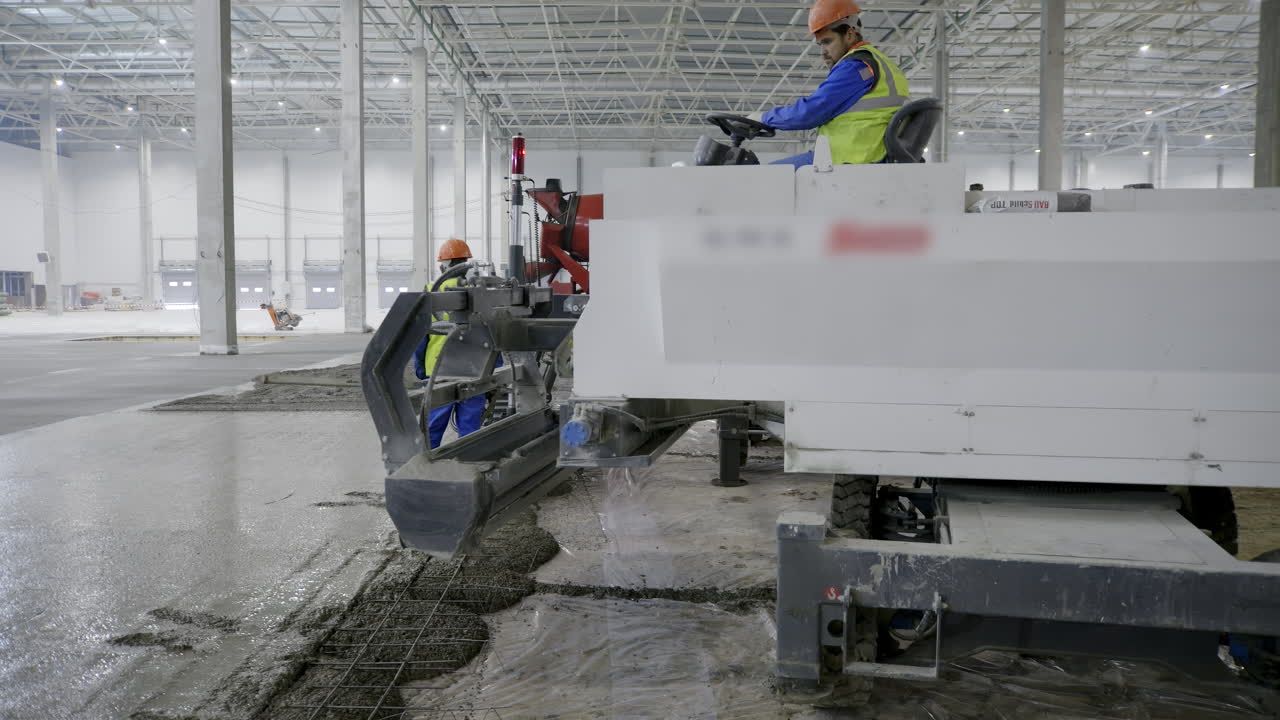 vertido de suelo de hormigón en un gran almacén