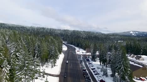 Antenne-Nach-Einer-Autobahn-Zu-Einem-Schneebedeckten-Skigebiet