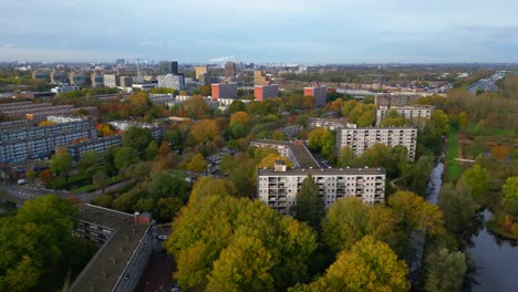 fliegen über nieuwendam und buikslotermeer im niederländischen amsterdam-nord