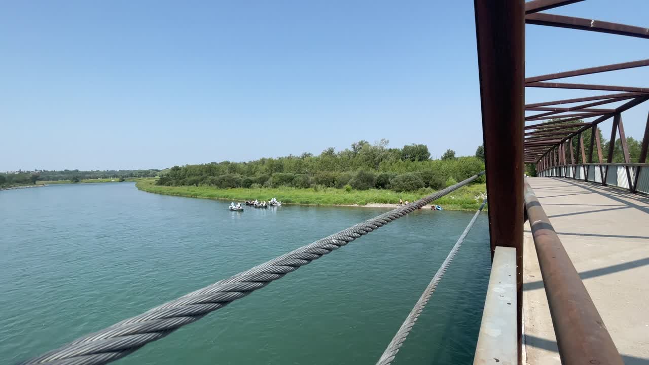 puente sobre el río con barcos pan