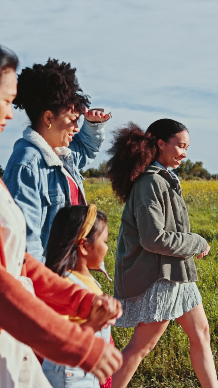 amanecer, el campo y las chicas caminando de vacaciones