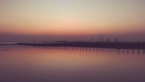 Orangefarbener-Sonnenuntergangshimmel-Mit-Karachi-Hafen-In-Der-Ferne-Vom-Strand-Mit-Meerblick