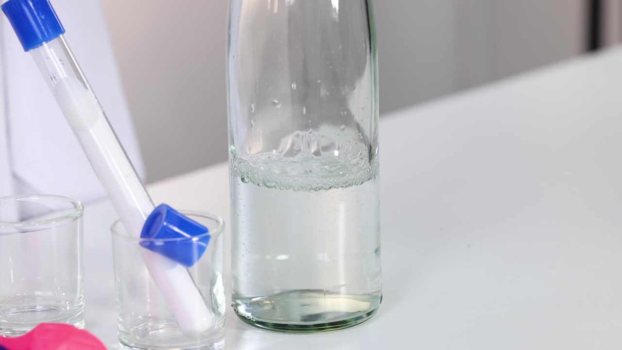 화학 반응은 기체로 풍선을 부풀립니다.