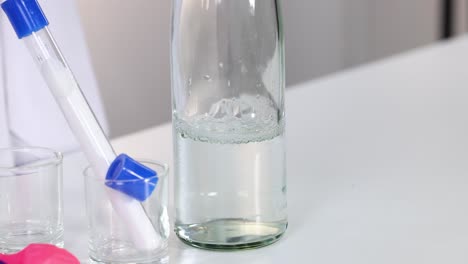 화학 반응은 기체로 풍선을 부풀립니다.