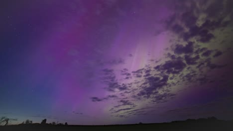 muy fuerte g5 kp9 tormenta geomagnética luces del norte en el cielo de mayo