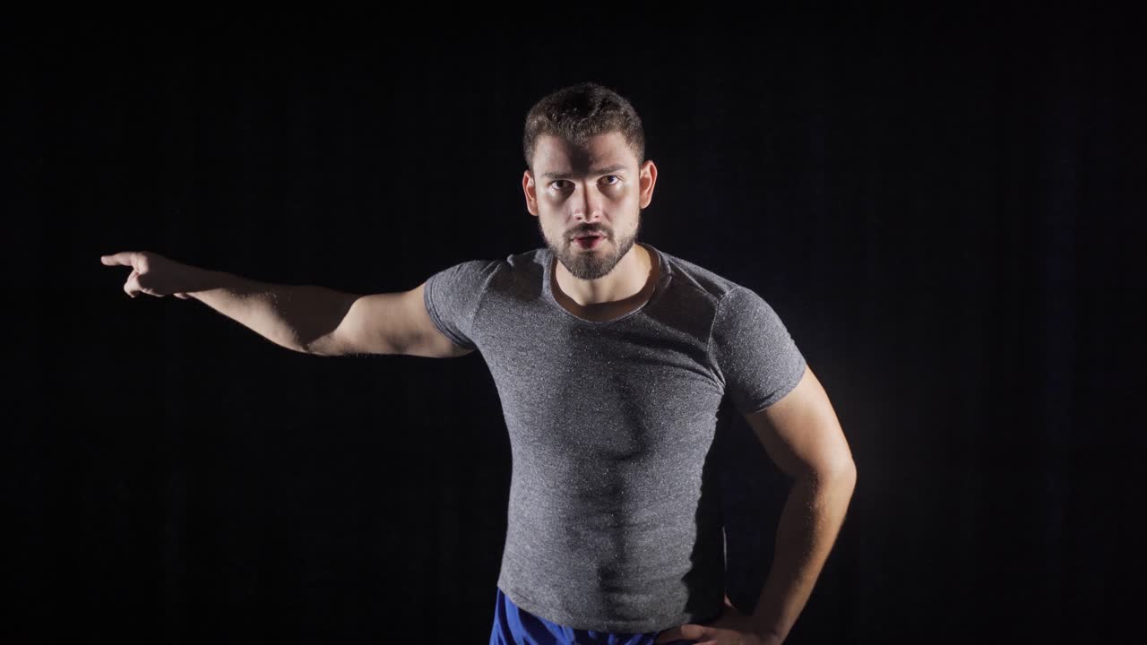 동기를 부여합니다. 코치, 친구, 운동선수들은 지원과 사기를 부여합니다.