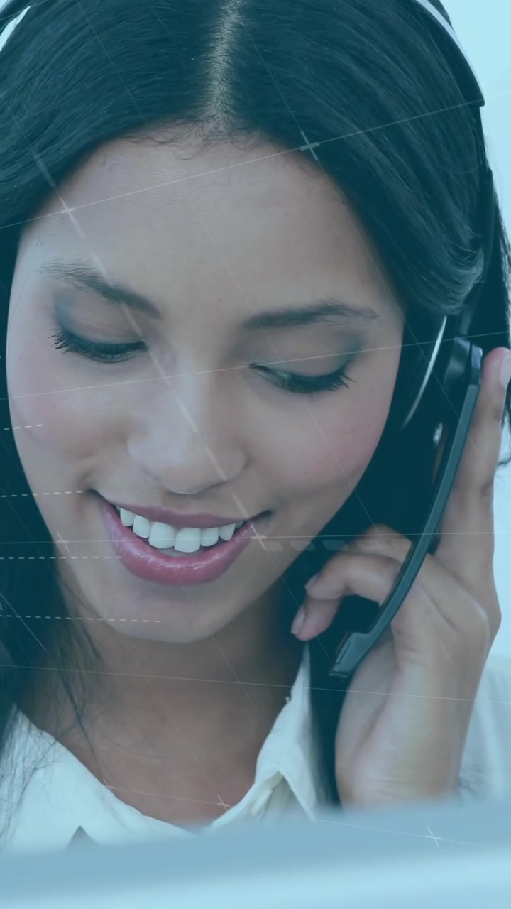 Animação de estatísticas e processamento de dados sobre uma empresária usando fone de ouvido.