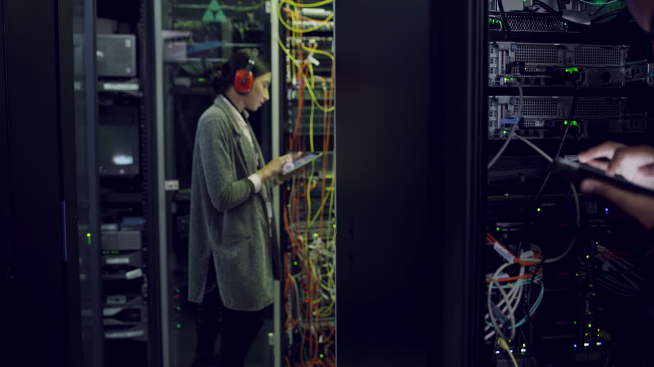 técnico informático trabajando en una sala de servidores
