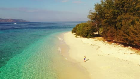 Fischer-Fischt-An-Einem-Ruhigen-Strand-Ohne-Stille,-Kurz-Vor-Der-Dämmerung-Vor-Dem-Blau-türkisfarbenen,-Ruhigen-Meer-In-Indonesien