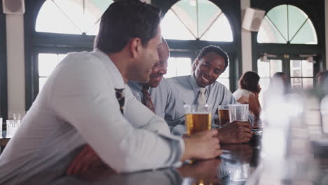 Grupo-De-Empresarios-Reunidos-Para-Tomar-Una-Copa-Después-Del-Trabajo-En-El-Bar.