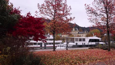 paseo del lago de bregenz en otoño - lago de constanza con un barco - día lluvioso