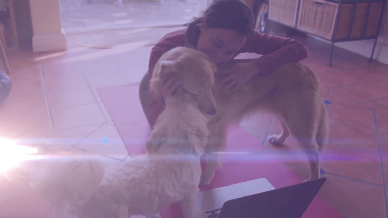 집 에서 개 들 과 함께 놀고 있는 백인 여자 에 대한 밝은 빛 의 반점