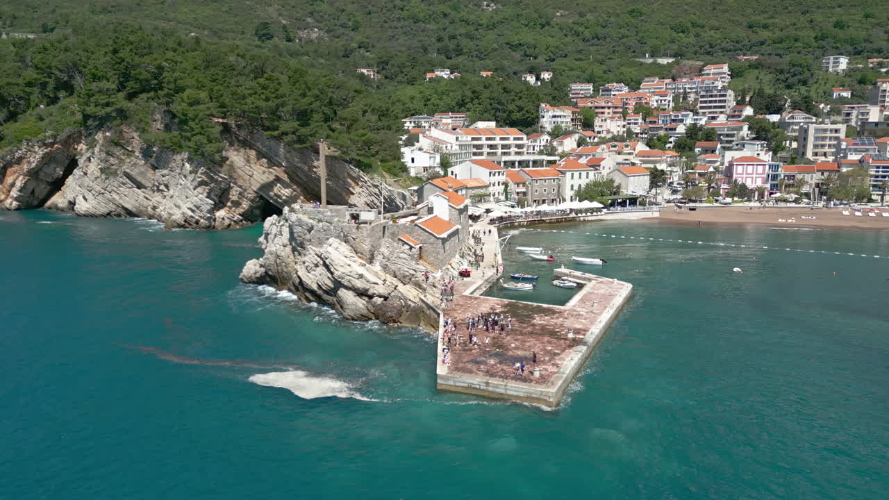 Cittadina costiera pittoresca con isola e spiaggia