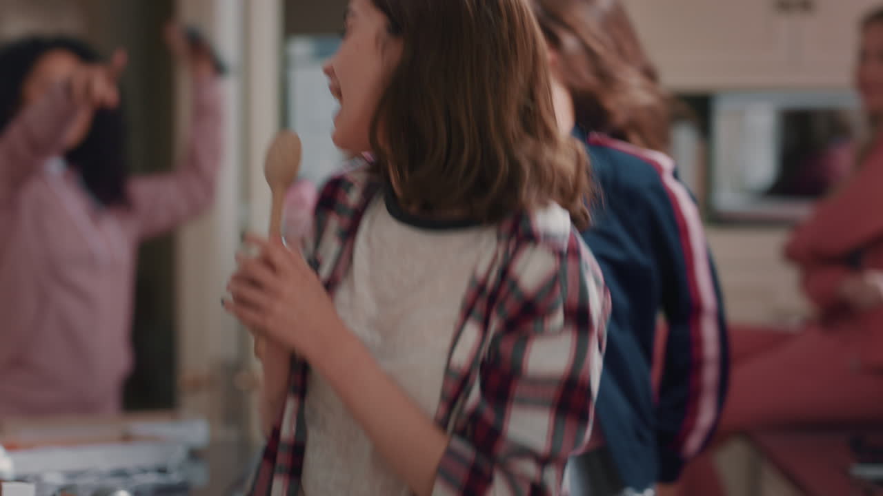 십대 소녀들의 행복한 그룹이 부 ⁇ 에서 춤을 추고 즐겁게 함께 축하하고 파티 주말에 함께 어울리는 것을 즐긴다.