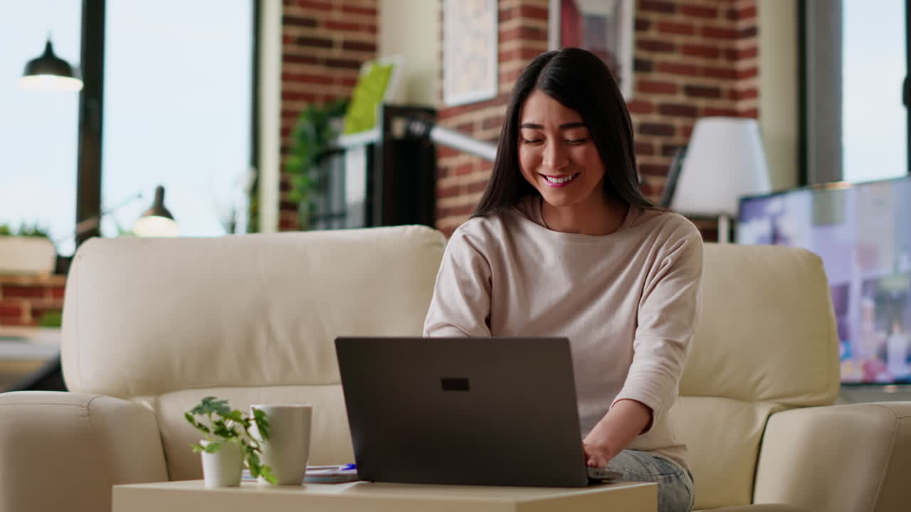 mujer trabajando en la computadora portátil en casa