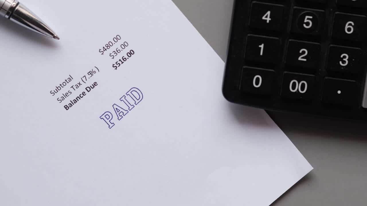 pago de la factura con calculadora y sello