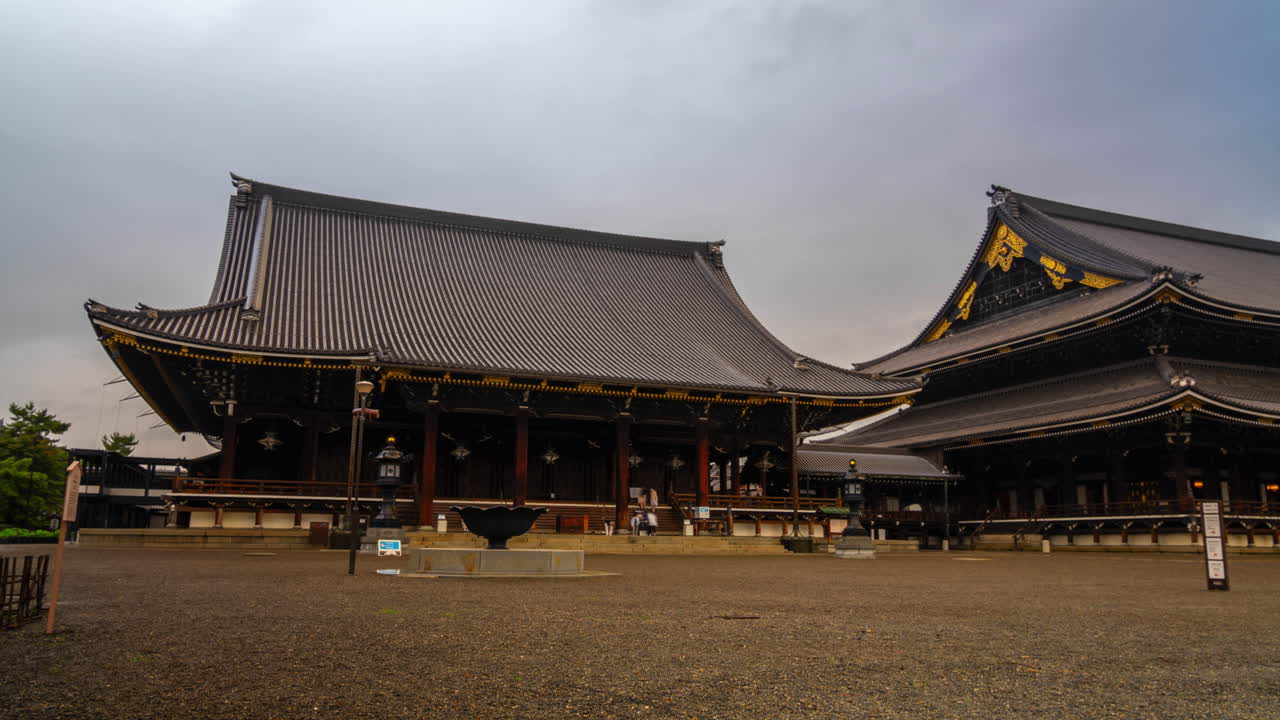 templo higashi hongan-ji en kyoto japón tiempo lapso nubes lluvioso día gris antes de cerrar el lugar