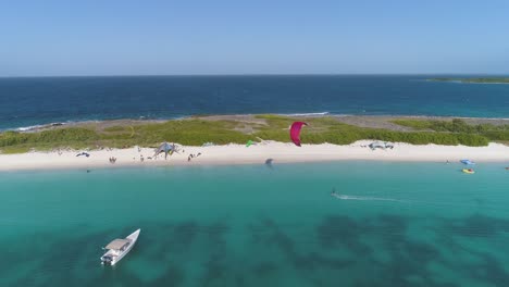 kitesurfistas disfrutando de las claras aguas azules en la isla de crasqui, los rocas, aérea