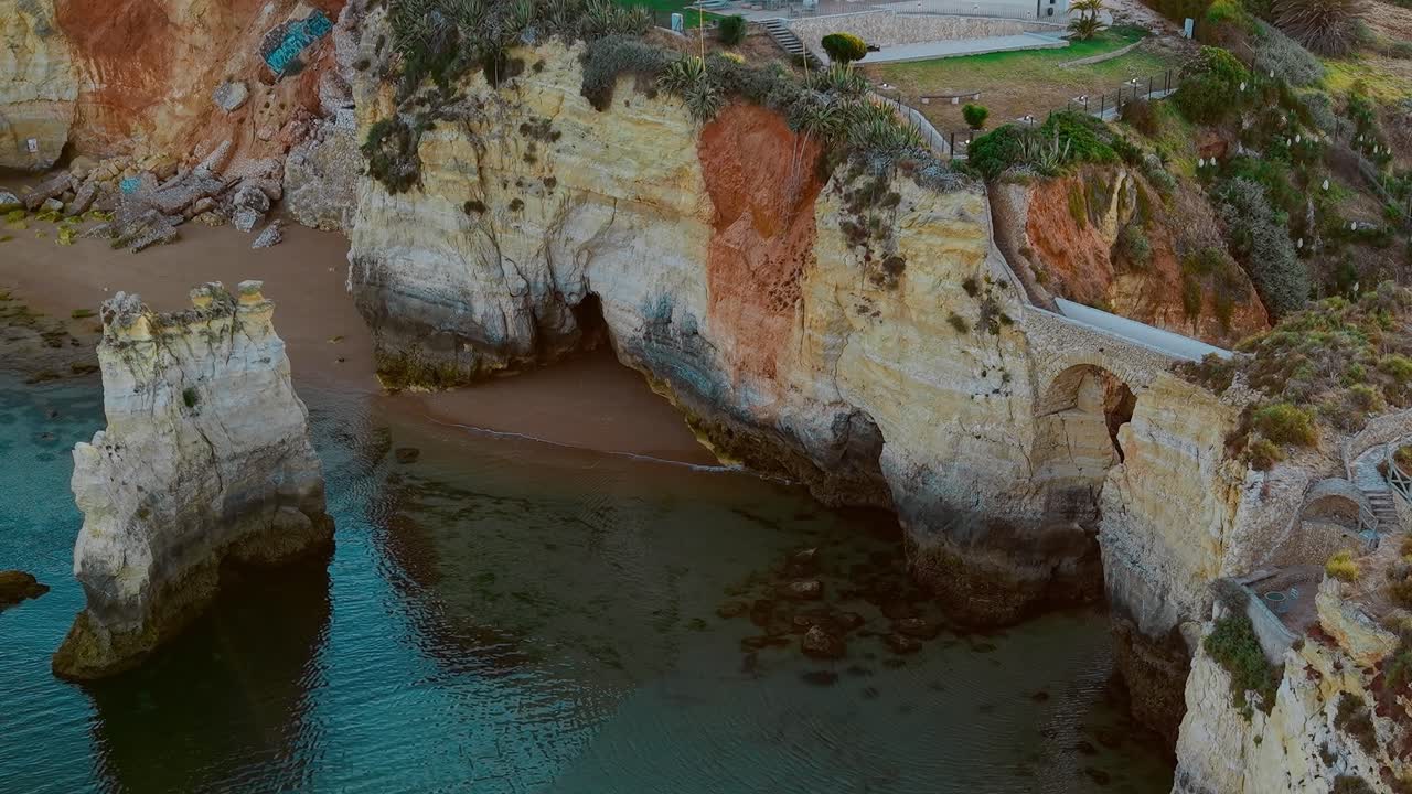 Rannikkonäkymä Portugalin jyrkänteille ja rannalle illalla