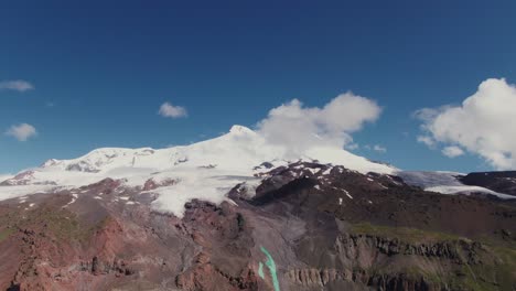 pico de montaña cubierto de nieve con glaciar