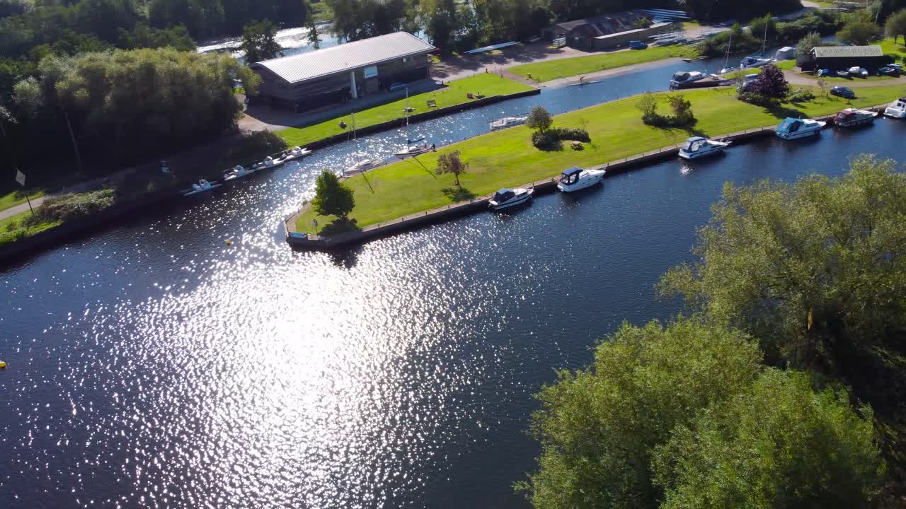 낮 동안 영국 노리치의 운하에서 항해 및 계류된 요트의 궤도 샷