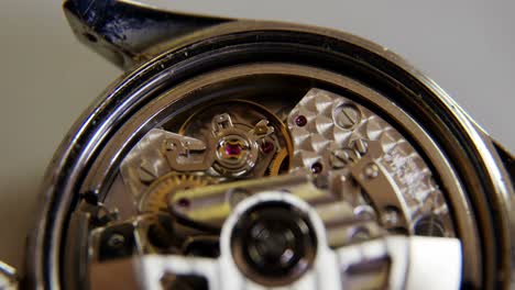 primer plano de las partes del reloj