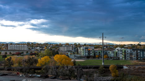 Un-Metraje-Dinámico-De-Lapso-De-Tiempo-Del-Parque-Cuernavaca-En-Denver,-Colorado